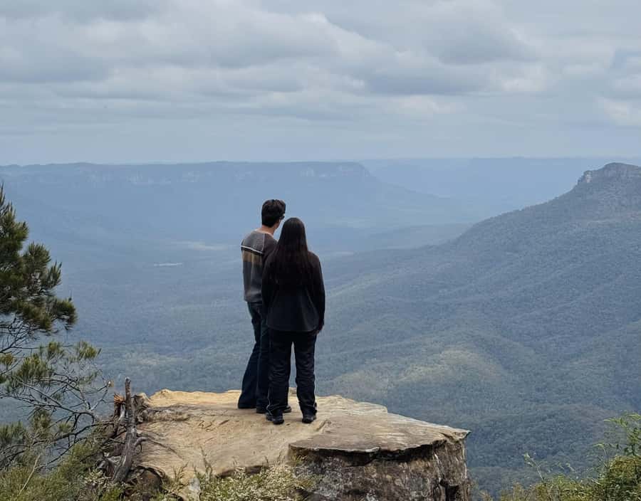 Private Blue Mountains, Scenic World & Wentworth Falls Tour - Echo Point and the Three Sisters: a story you can actually look at