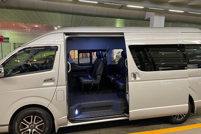Shuttle Transfer from Cruise Ship Terminal at Circular Quay to Sydney Airport - The ride itself: an air-conditioned minivan with real room to breathe