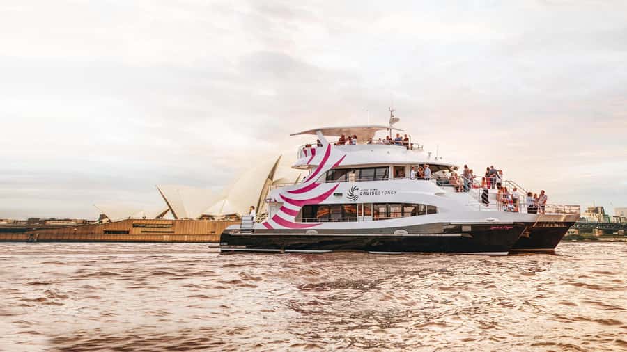 Sydney: Dinner Cruise with 3-Course Meal - The views: how 360-degree sightlines change the whole dinner