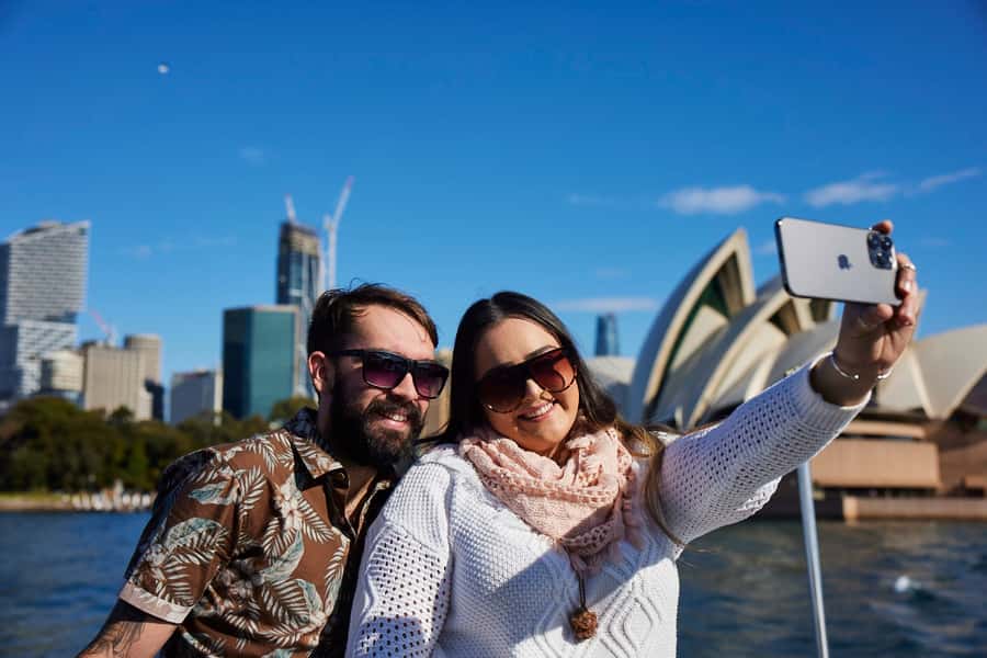 Sydney: Morning Sightseeing Bus to Bondi with Lunch Cruise - The morning bus route: The Rocks to the harbour lookouts